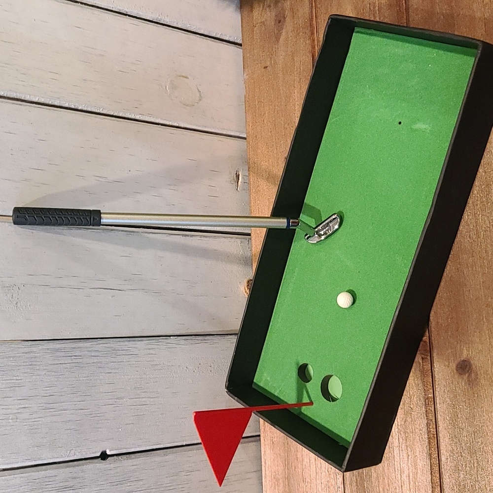 DESKTOP GOLF pen set with clubs balls putting green NIB NWT - Picture 3 of 10
